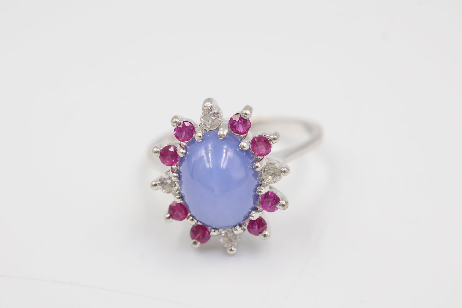 14K Gold & Star Sapphire Ring: Elegant 14K gold ring featuring a distinctive star sapphire. Ring size: 7. Total weight: 3.94 grams.