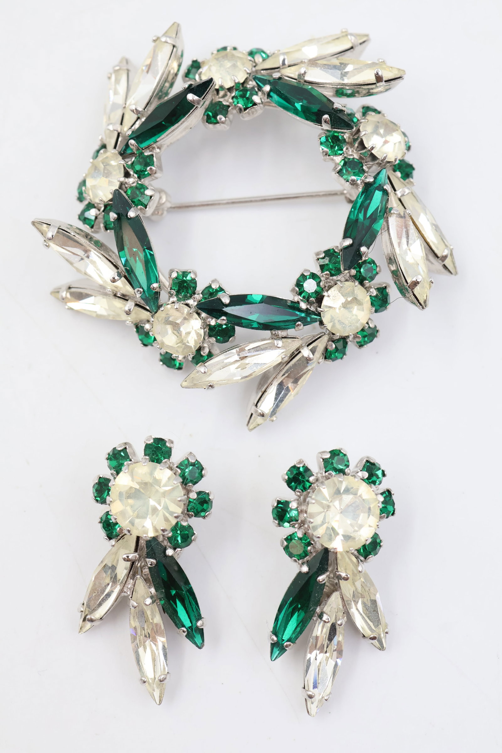 Sherman Clear & Green Crsytal Brooch & Clip On Earrings Set: Sherman set comprising a brooch and coordinating clip-on earrings, adorned with sparkling clear and green crystals. A vibrant and collectible example of Sherman’s renowned Canadian costume