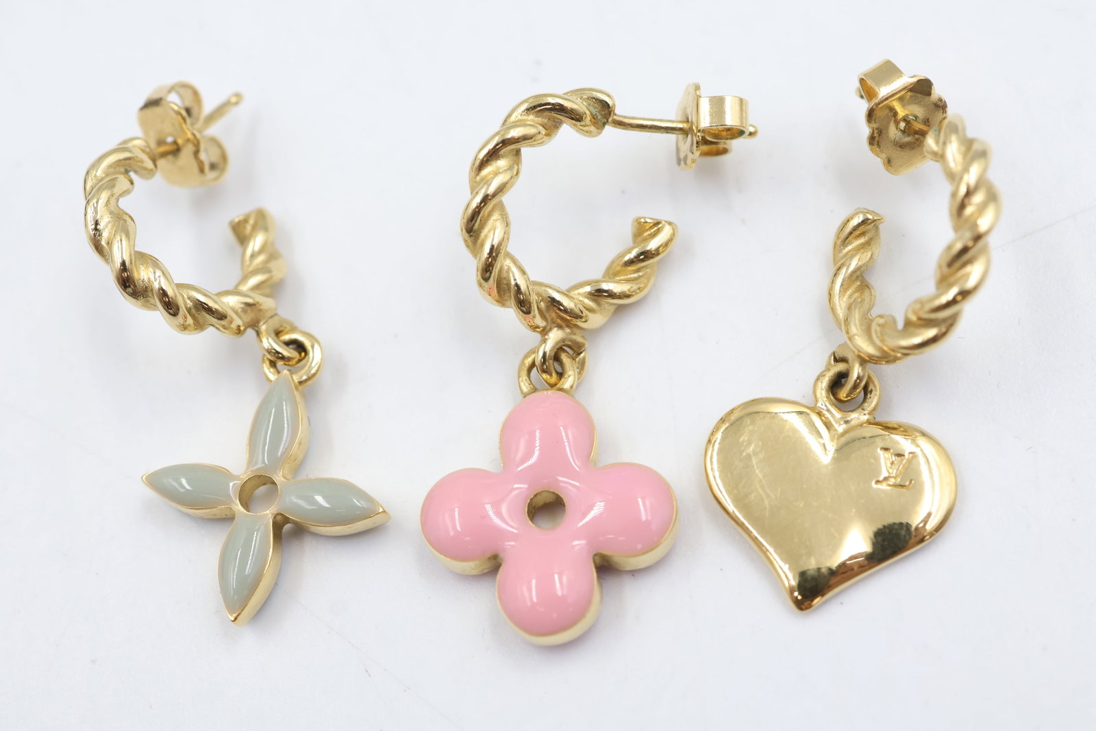 Louis Vuitton Boucle D'oreille Sweet Monogram Earrings: Stylish Louis Vuitton Sweet Monogram earrings featuring the House’s iconic signature motifs. A chic and recognizable design showcasing Louis Vuitton’s distinctive Parisian style.