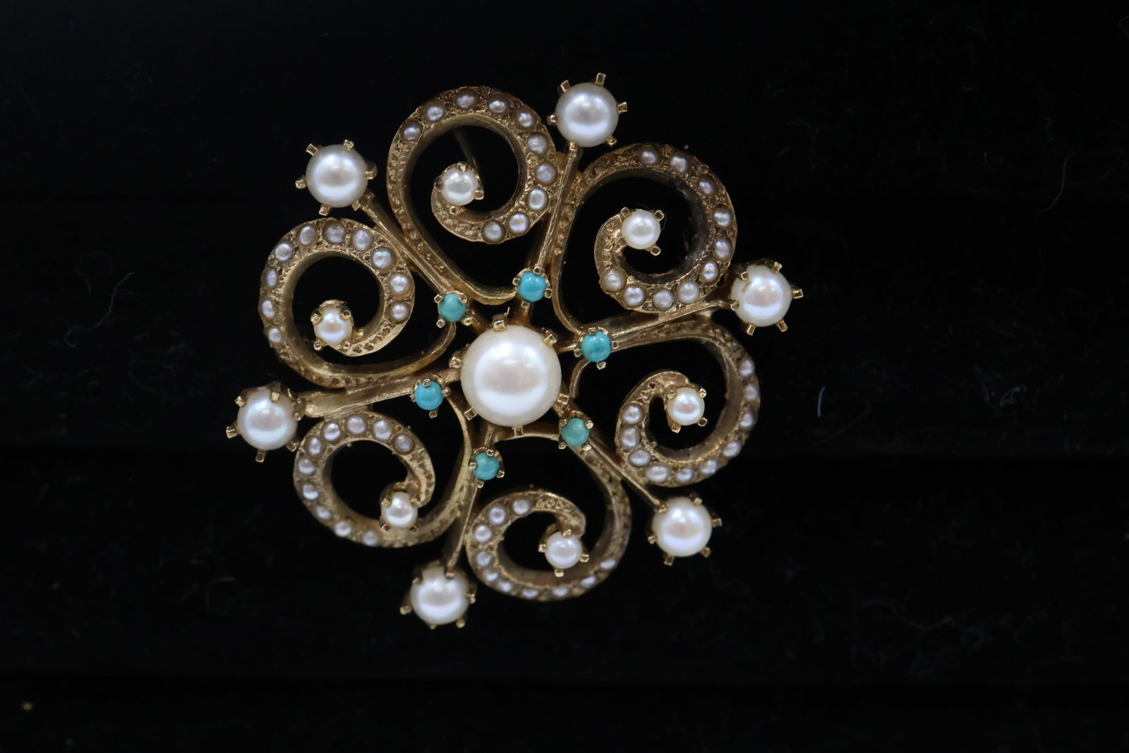 14k Yellow Gold, Pearl & Turquoise Brooch: Elegant brooch crafted in 14K yellow gold and accented with lustrous pearls and vibrant turquoise. A distinctive fine jewellery piece offering a beautiful combination of colour and classic elegance.