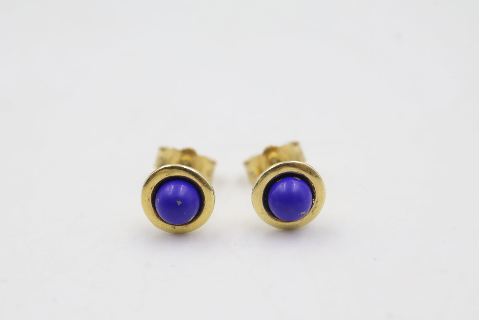 14K Gold & Lapis Lazuli Stud Earrings: Elegant 14K gold stud earrings featuring rich blue lapis lazuli. Total weight: 1.49 grams.