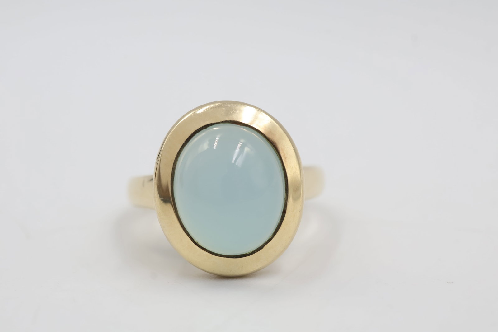 10k Gold & Smoky Quartz Ring: Striking 10K gold ring featuring a rich smoky quartz gemstone. Ring size: 7. Total weight: 7.95 grams.