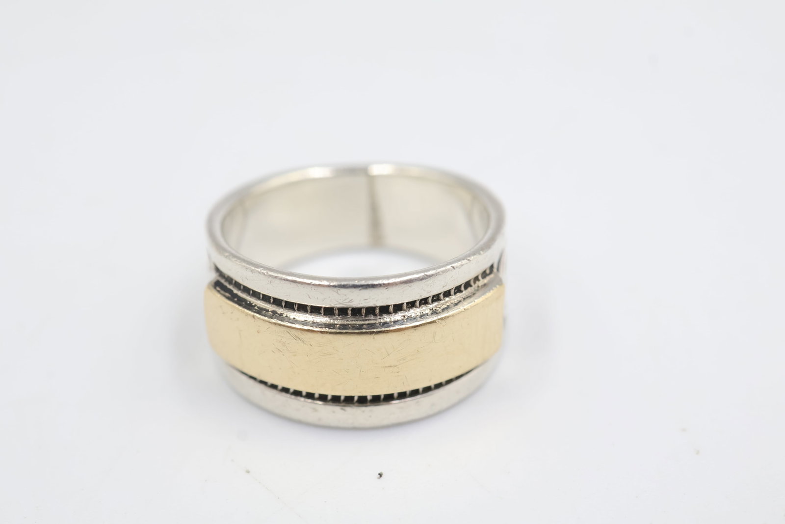 Zuni Sterling Silver Ring: Sterling silver Zuni crafted ring. Size 5.5. Total weight 6 grams.
