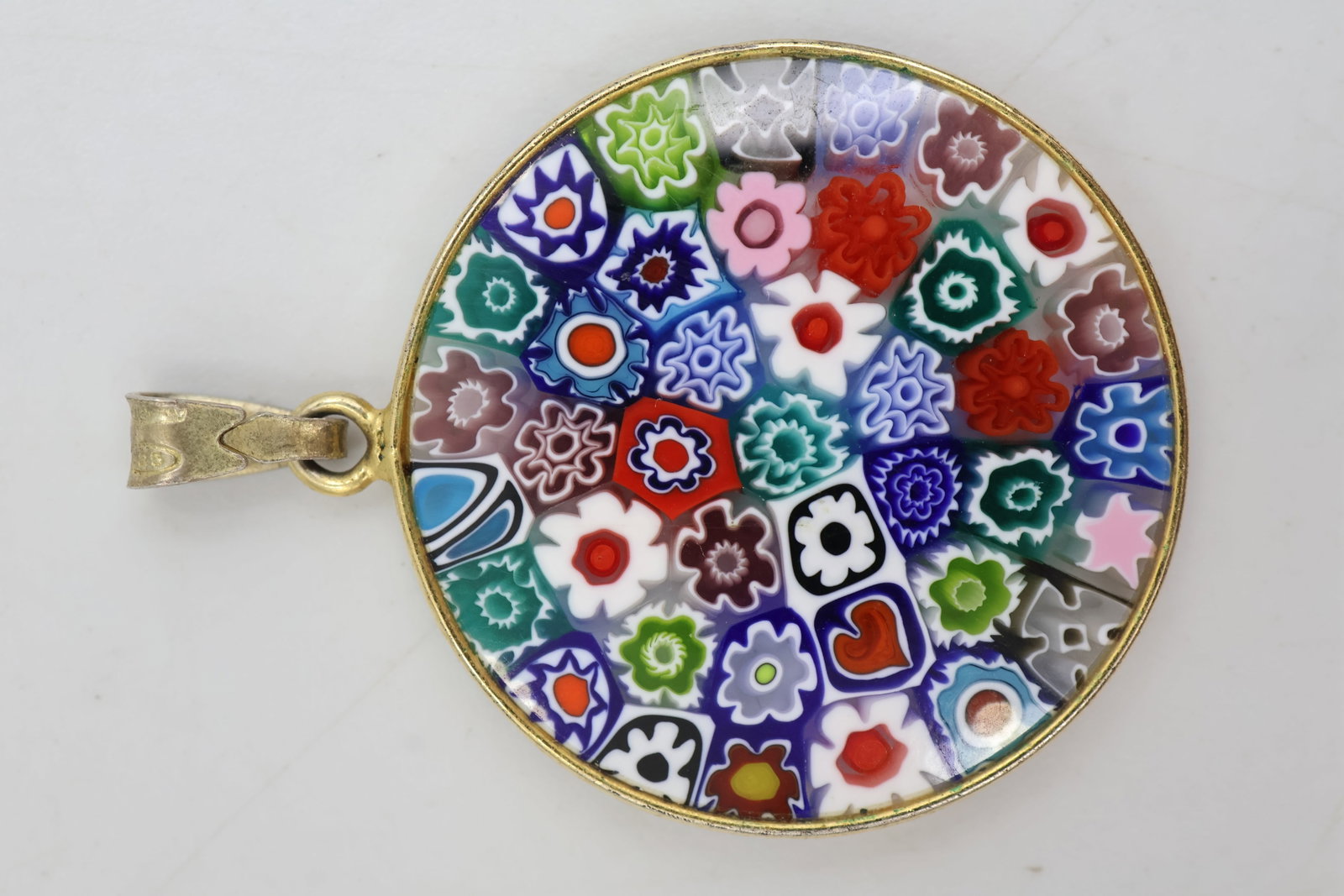 Murano Glass & Sterling Silver pendant: Elegant pendant featuring distinctive Murano glass complemented by sterling silver. A colourful and artistic piece showcasing the beauty and craftsmanship associated with traditional Italian