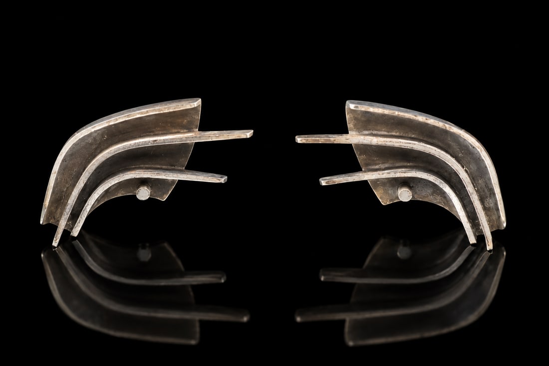 Ed Weiner 925 Screwback earrings: Distinctive Ed Wiener earrings crafted in sterling silver with screw-back fittings. A collectible example of American modernist jewellery showcasing the designer’s sculptural aesthetic and craftsman