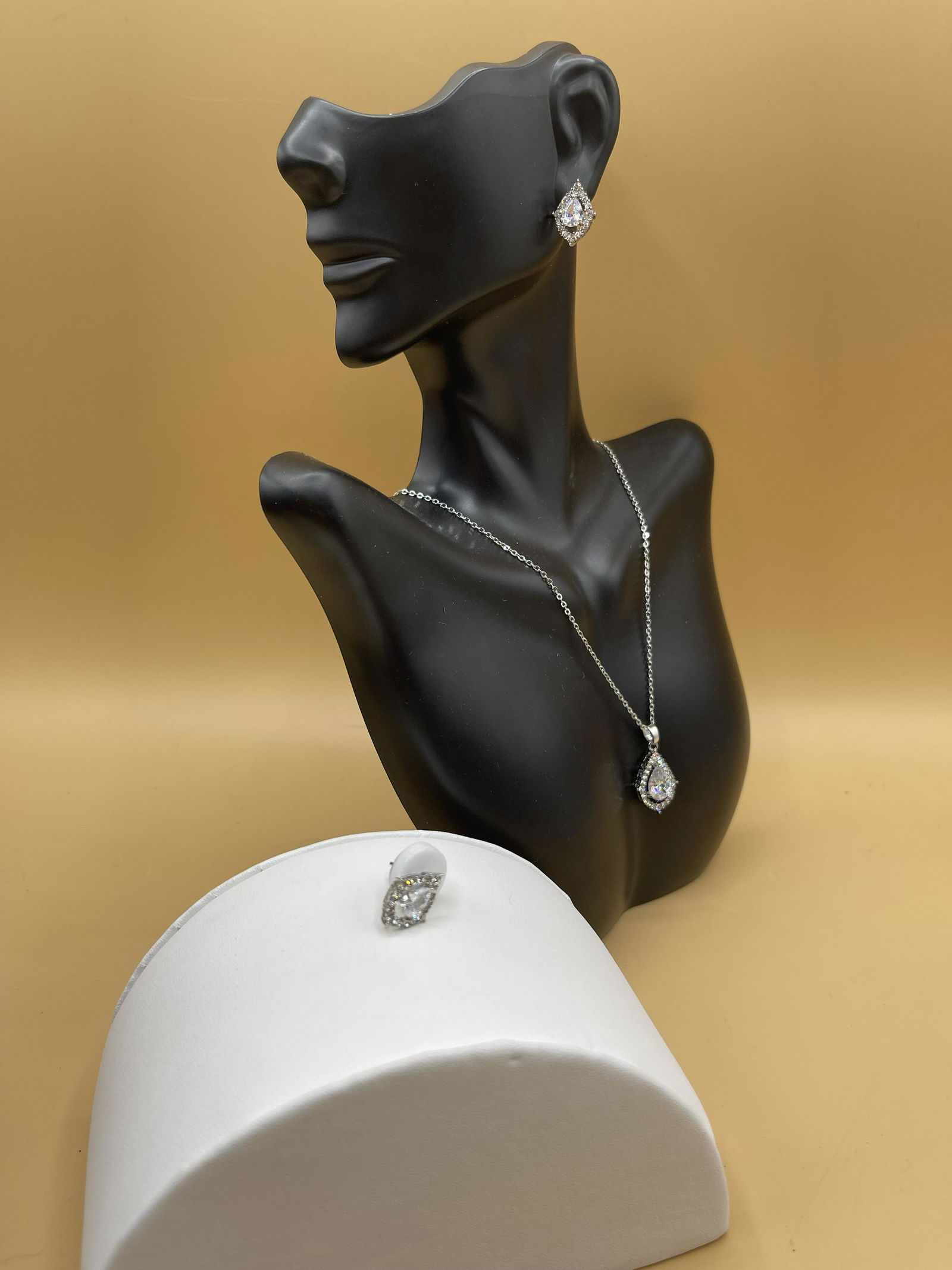 18K White Gold Sapphire Necklace/Earrings Set (1 of 4)