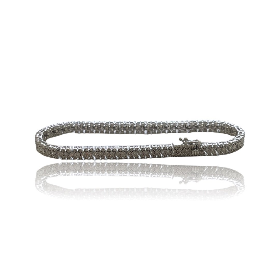 18K Single Row White Gold Diamond Tennis Bracelet: 18K Single Row White Gold Diamond Tennis Bracelet, measures 10" in length, new in original packaging, stamped and tested (minor scratch from testing on inside of clasp)
