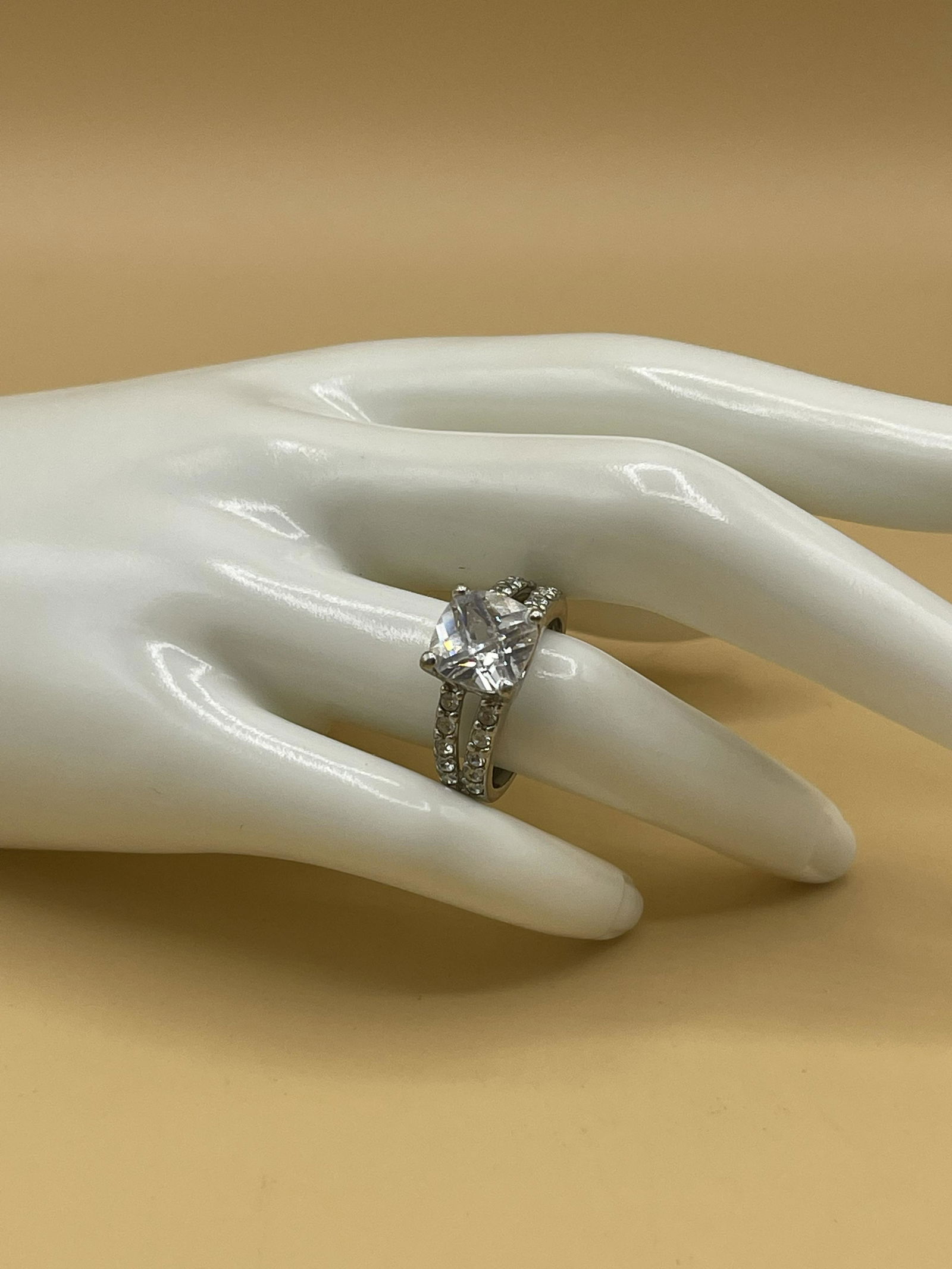 18K White Gold 17.50CTW Faceted Diamond Ring (1 of 5)