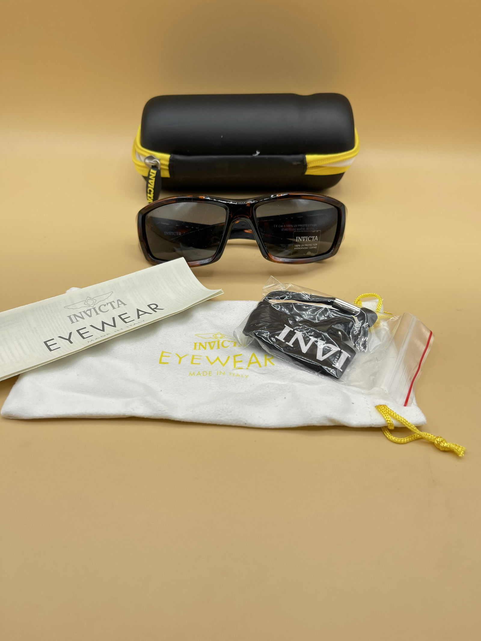 Mens INVICTA Italian Made Sunglasses (1 of 4)