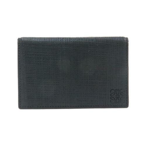Authentic LOEWE Card Case 101 79 L56: This item qualifies for FREE DOMESTIC SHIPPING to customers in the USA Brand: Loewe Size: W X H X Gusset (W) : 10.5Cm X 7.5Cm X 1Cm Style: Card Holder Mpn: 101 79 L56 Color: 1100/Black Type: Card Hold