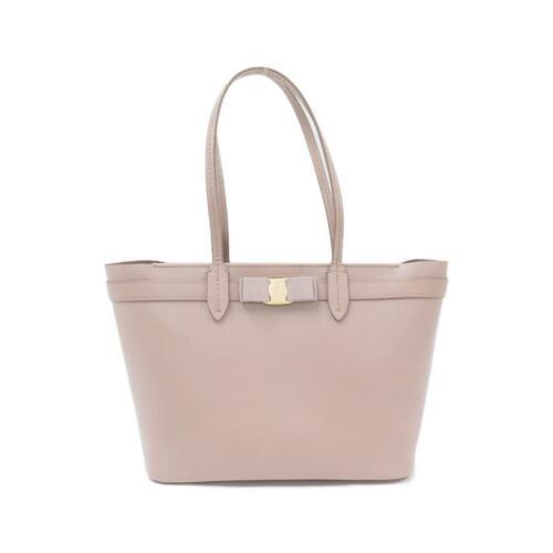 Authentic SALVATORE FERRAGAMO Bag 21 1082: This item qualifies for FREE DOMESTIC SHIPPING to customers in the USA Brand: Salvatore Ferragamo Gender: Ladies Style: Tote Bag Size: W X H X Gusset (W) : 27-36Cm X 21Cm X 14Cm Shoulder Strap :46Cm C