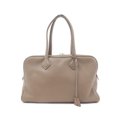Authentic HERMES Victoria Fourre Tout 35cm 050021CK: This item qualifies for FREE DOMESTIC SHIPPING to customers in the USA Brand: Hermes Size: W X H X Gusset (W) : 35Cm X 23Cm X 16Cm Shoulder : 48Cm Style: Shoulder Bag Mpn: 050021Ck Color: Etoupe Silve