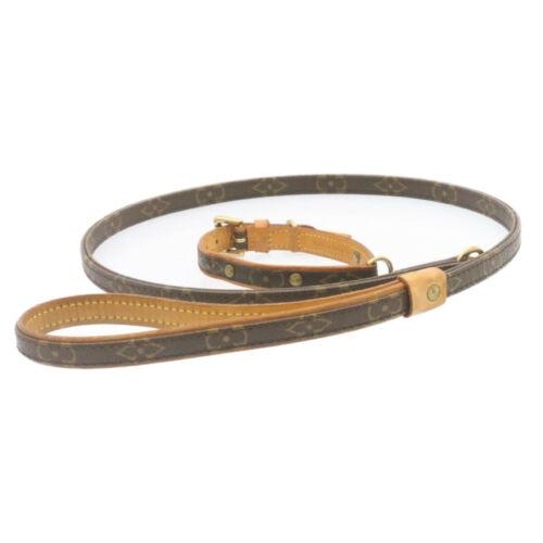 Authentic LOUIS VUITTON Monogram Leash Baxter Collier: This item qualifies for FREE DOMESTIC SHIPPING to customers in the USA Brand: LOUIS VUITTON Department: Women Style: Dog Leash Country of Manufacture: France Material: Monogram Canvas Type: Dog Leash