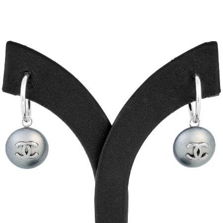 Authentic Chanel Coco Mark Drop Hoop Earrings Silver: Brand: Chanel Model: Coco Mark Drop 99 / P Type: Hoop earrings Gender: Women Condition: Used (good) Material: Metal Color: Gray, Silver Size (HxWxD): 25mm x 13mm / 0.98'' x 0.51'' Damage Ranking: Over