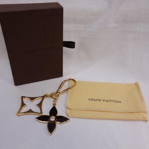 Authentic LOUIS VUITTON Key Ring Keychain Monogram: Brand: Louis Vuitton Model: Porto Cre puzzle Accessories: Box, Dust bag Condition: Used (good) Line: Monogram Material: Brass, Monogram Color: Brown, Monogram Size (HxWxD): 5.3cm x 5.3cm / 2.08'' x 2.