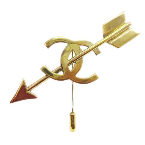 Authentic CHANEL CC Logos Bow and arrow Brooch Pin: This item qualifies for FREE DOMESTIC SHIPPING to customers in the USA Country/Region of Manufacture: France Color: Gold Theme: Bow and arrow Brand: Chanel Type: Brooch Metal: Gold-tone UPC: Does not