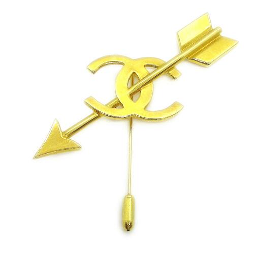 CHANEL CC Bow And Arrow Motif Brooch Pin Corsage: CHANEL CC Bow And Arrow Motif Brooch Pin Corsage Gold-Tone 93A Country/Region of Manufacture: France Color: Gold Theme: Bow and arrow Metal: Gold-tone Type: Brooch Brand: Chanel The Mynt Auctions Guar