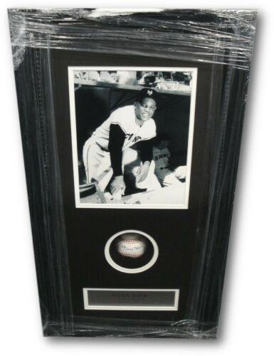 Willie Mays Hand Signed Autographed Baseball Framed W/: Willie Mays Hand Signed Autographed Baseball Framed W/ 8x10 Photo Mays Holo Sport: Baseball-MLB Product: Ball Original/Reprint: Original Player: Willie Mays Autograph Authentication: Athlete Hologram