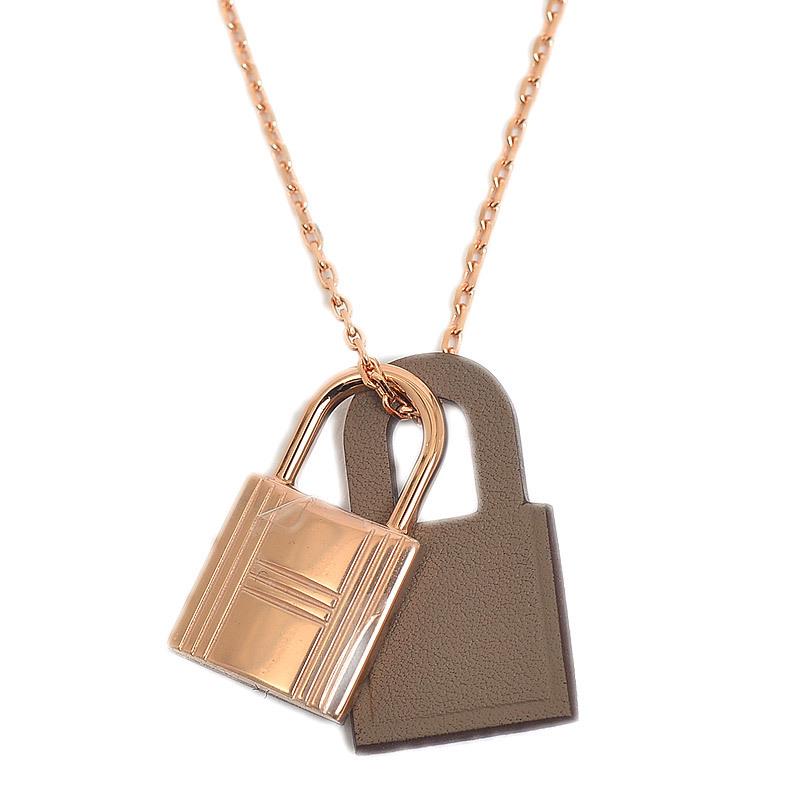 Hermes Oakery Necklace Metal Swift Rose Gold Etoop Z: Hermes Oakery Necklace Metal Swift Rose Gold Etoop Z Engraved Handbag Brand: Hermes Material: Metal, Swift leather Color: Etoupe gray Condition: Opened (never used) Accessories: Box Necklace Type: Pen