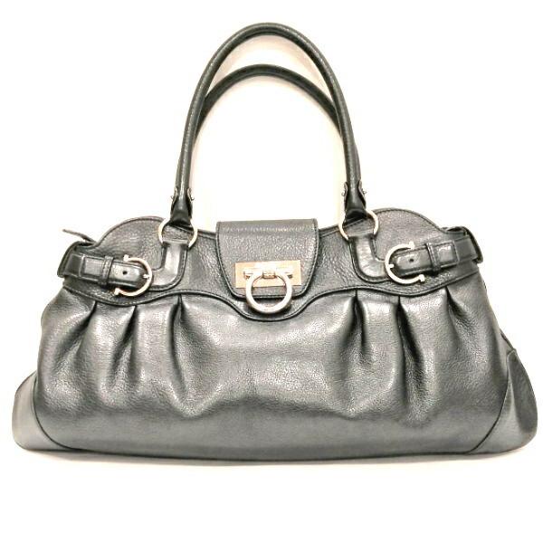 Salvatore Ferragamo AB-1 5370 Gancio Black Ladies Bag Handbag: Salvatore Ferragamo AB-1 5370 Gancio Black Ladies Bag HandbagBrand: Salvatore Ferragamo Material: Leather Color: Black Size (HxWxD): 21cm x 45cm x 6.5cm / 8.26'' x 17.71'' x 2.55'' Condition: Used (go