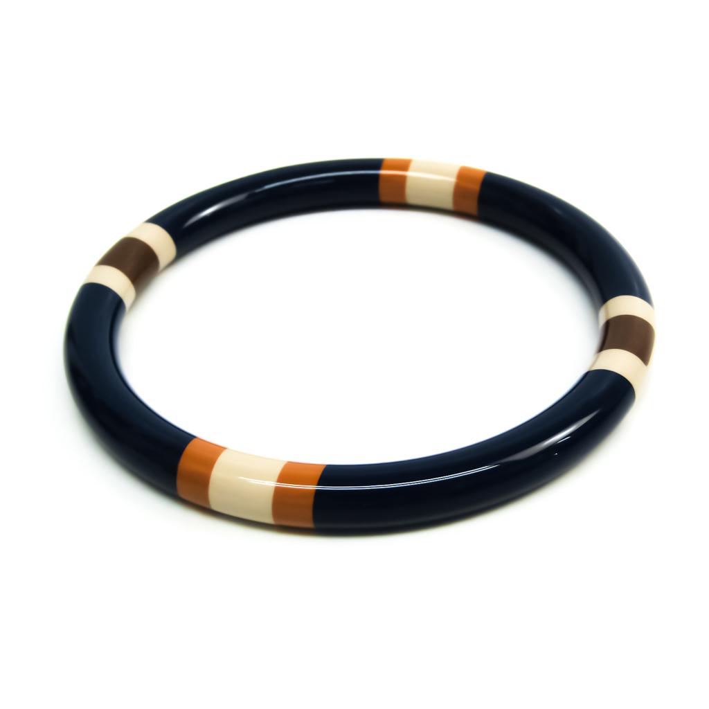 Hermes Buffalo Horn Bangle Beige Brown Cream Navy: Hermes Buffalo Horn Bangle Beige Brown Cream Navy Brand: Hermes Country of Origin: Vietnam Type: Bangle Gender: Women Material: Buffalo horn Color: Beige Brown Cream Navy Size: M Diameter: 6.5cm / 2.5