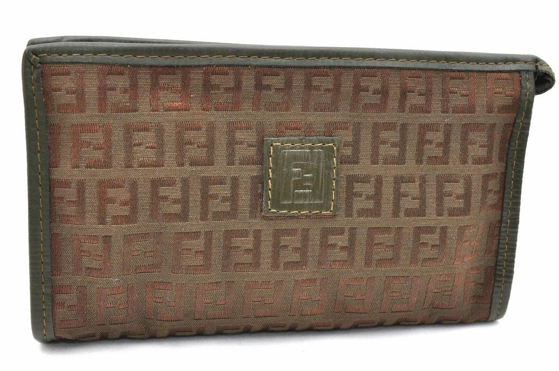 FENDI Zucchino Pouch Canvas Leather Khaki: FENDI Zucchino Pouch Canvas Leather Khaki Brand: FENDI Exterior Material: Canvas Style: Pouch Department: Women Exterior Color: #N/A Bag Height: 4.5inches(11.5cm) Bag Depth: 2inches(5cm) Country/Regio