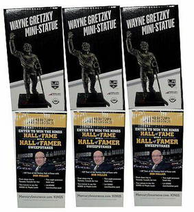 3x Wayne Gretzky Mini Statue Stadium Give Away SGA Bobble Head All New in Box: 3x Wayne Gretzky Mini Statue Stadium Give Away SGA Bobble Head All New in Box Product: Memorabilia Team: Los Angeles Kings Brand: Cardboard Legends Online Player: Wayne Gretzky Sport: