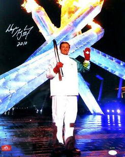 Wayne Gretzky Signed Autograph 16X20 Photo 2010 Olympic Flame 3/199 JSA V40159: Wayne Gretzky Signed Autograph 16X20 Photo 2010 Olympic Flame 3/199 JSA V40159 Sport: Hockey-NHL Product: Photo Original/Reprint: Original Player: Wayne Gretzky Team: Edmonton Oilers Autograph