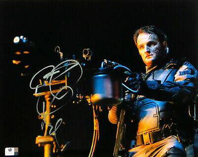 Jason Clarke Autographed 11X14 Photo Terminator: Genisys Gatling Gun GV834878: Jason Clarke Autographed 11X14 Photo Terminator: Genisys Gatling Gun GV834878 Industry: Movies Object Type: Photograph Original/Reproduction: Original Signed by: Jason Clarke Autograph