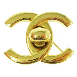 CHANEL CC Logos Turnlock Motif Brooch Pin Corsage Gold-Tone 96P Vintage: CHANEL CC Logos Turnlock Motif Brooch Pin Corsage Gold-Tone 96P Vintage Country/Region of Manufacture: France Material: Gold-tone Theme: Logo Type: Brooch Color: Gold Brand: Chanel Metal: Gold-tone