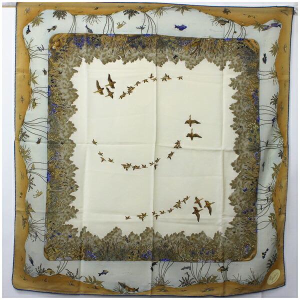 Gucci Silk Scarf Stole Beige GUCCI | Ladies: Gucci Silk Scarf Stole Beige GUCCI | Ladies Brand: Gucci Type: Scarf Gender: Men Women Color: Beige Material: Silk100% Silk: 100% Size (LxW): 86cm x 84cm / 33.85 x 33.07 Overall Dirt: Slight AB: Very