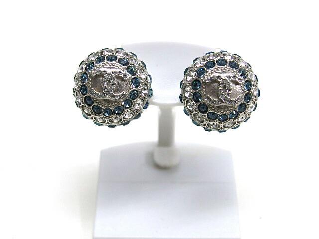 Chanel Earrings Coco Mark Rhinestone Silver x Light Blue: Chanel Earrings Coco Mark Rhinestone Silver x Light Blue Brand: Chanel Line: Coco Type: Stud earrings Gender: Women Material: Metal Rhinestone Color: Light blue Silver Stone: Rhinestone Size (HxWxD): 