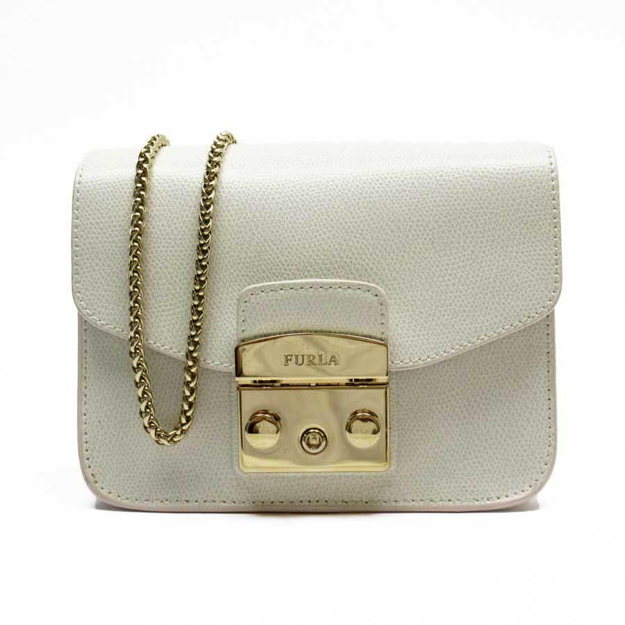 Furla FURLA Shoulder Bag Metropolitan White Leather: Furla FURLA Shoulder Bag Metropolitan White Leather Brand: Furla Type: Shoulder bag Material: Leather Leather: Color: White Size (HxWxD): 13cm x 17cm / 5.11 x 6.69 Strap Length: 118cm / 46.45 Overall 
