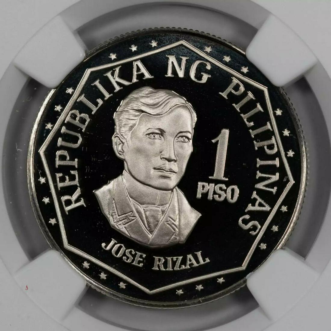 1975 FM PROOF PHILIPPINE JOSE RIZAL 1P PISO NGC CERT PF 69 ULTRA CAMEO (048): 1975 FM PROOF PHILIPPINE JOSE RIZAL 1P PISO NGC CERT PF 69 ULTRA CAMEO (048) Certification: NGC Composition: Copper-Nickel Grade: PF-69 Year: 1975 Circulated/Uncirculated: Uncirculated Strike Type: PR