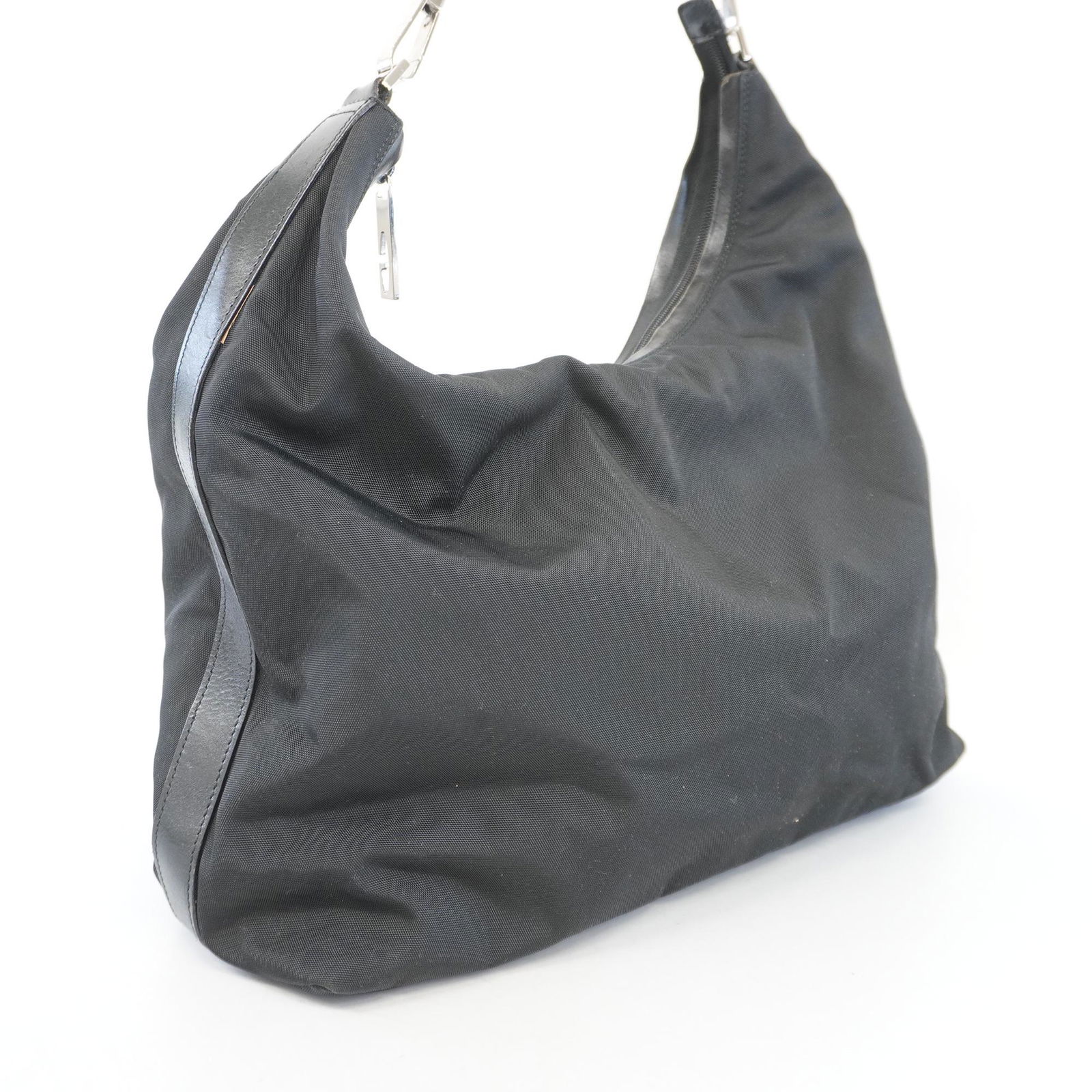 Gucci Shoulder Bag 001 1955 Women's Nylon Canvas Shoulder Bag: Gucci Shoulder Bag 001 1955 Women's Nylon Canvas Shoulder Bag Brand: Gucci Model: Shoulder bag 001 1955 Type: Shoulder bag Material: Nylon canvas Nylon canvas: Color: Black Hardware Color: Silver Clos