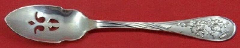 Quintessence by Lunt Sterling Silver Olive Spoon Pierced Custom Made 6" Serving: Quintessence by Lunt Sterling Silver Olive Spoon Pierced Custom Made 6" Serving Maker: Lunt Age: Post-1940 Brand: Lunt Pattern: Quintessence Type: Serving Spoon Featured Refinements: Sterling Silver O