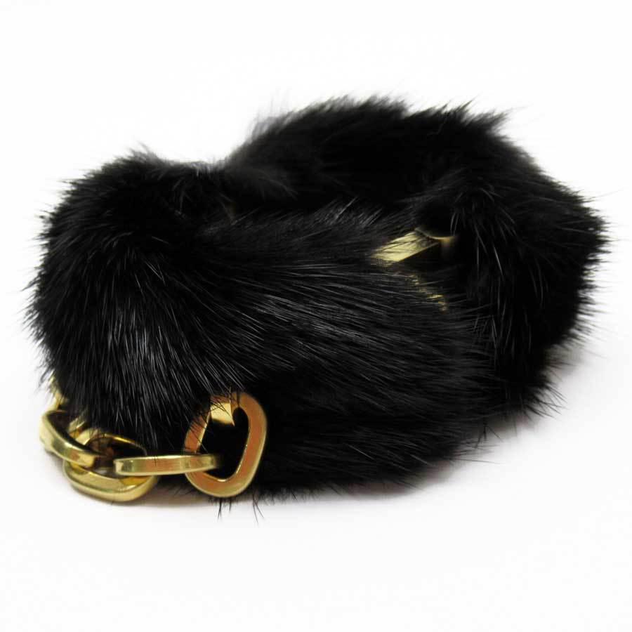 Louis Vuitton Bracelet Bangle Fur Black Gold: Louis Vuitton Bracelet Bangle Fur Black Gold Brand: Louis Vuitton Type: Charm bracelet Material: Fur Color: Black Gold Length: 15cm / 5.9 Width: 4cm / 1.57 Condition: Used (very good) The Mynt Guarant
