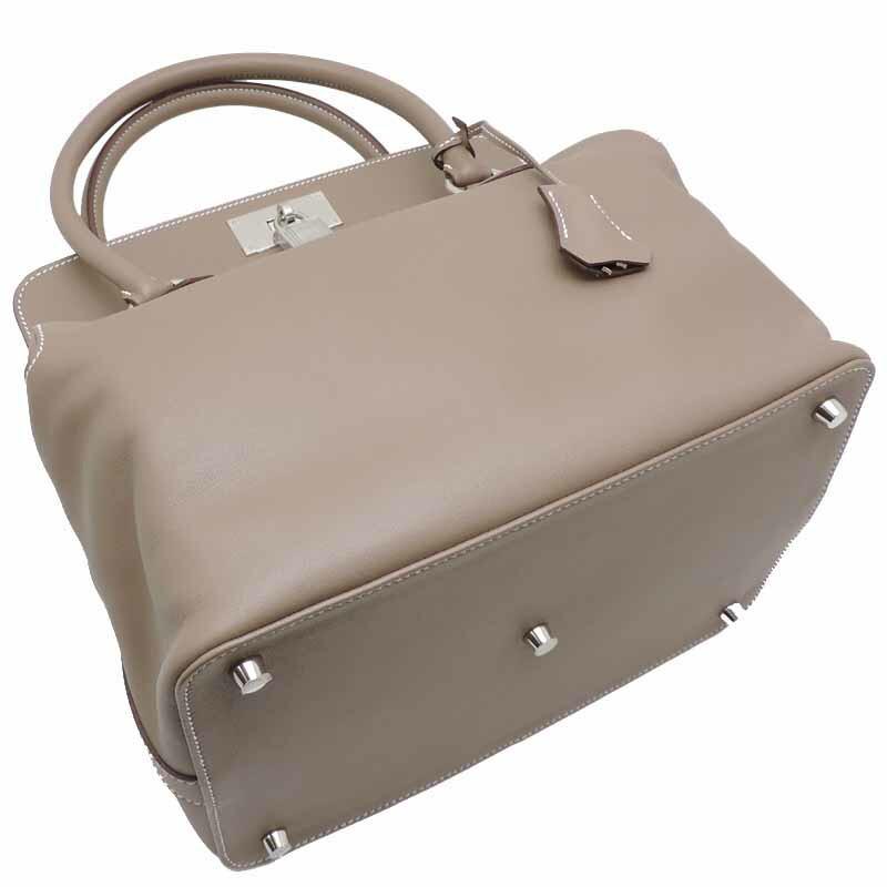 Hermes Tool Box 26 # P Engraved (Made in 2012) Ladies Handbag Swift Etup: Hermes Tool Box 26 # P Engraved (Made in 2012) Ladies Handbag Swift Etup Brand: Hermes Line: Toolbox Type: Handbag Material: Swift leather Swift leather: Color: Etoupe gray Hardware Color: Silver Clos