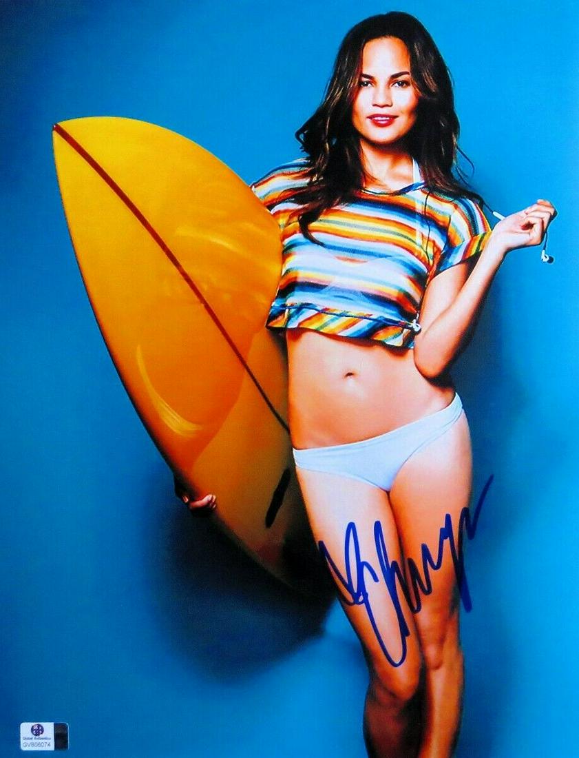 Chrissy Teigen Autographed 11X14 Photo Gorgeous Sexy with Surfboard: Chrissy Teigen Autographed 11X14 Photo Gorgeous Sexy with Surfboard Object Type: Photograph Industry: Television Original/Reproduction: Original Signed By: Chrissy Teigen Autograph Authentication: Glo
