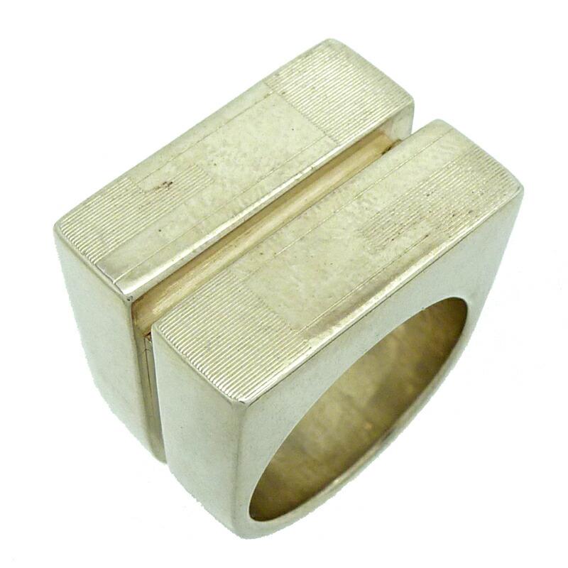 Gucci SV Ring Women's / Men's Silver 925 No. 14: Gucci SV Ring Women's / Men's Silver 925 No. 14 Brand: Gucci Number in Pack: 1 Gender: Men Women Material: Silver 925 US Size: 7-7.5 Width: 12mm / 0.47 Inner Diameter: 17mm / 0.66 Weight: 29.1g / 1.02