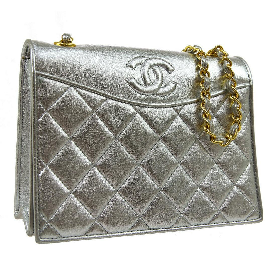 CHANEL Quilted CC Single Chain Shoulder Bag 1292762 Purse Silver Leather: CHANEL Quilted CC Single Chain Shoulder Bag 1292762 Purse Silver Leather Size: Medium Accents: Logo Quilted Model: Chain Shoulder Bag Style: Shoulder Bag Handle Style: Shoulder Strap Bag Height: 5.9 P