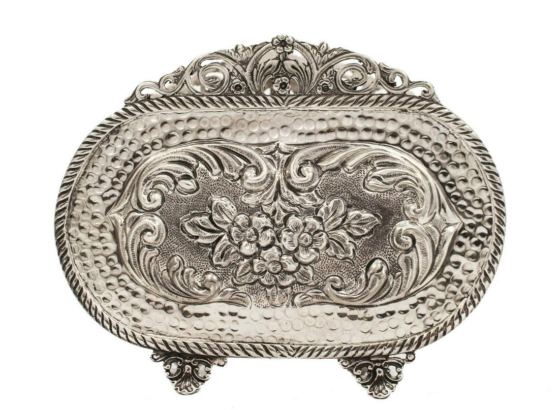 925 STERLING SILVER HAND CHASED FLORAL & GLOSSY HAMMERED OVAL NAPKIN HOLDER: 925 STERLING SILVER HAND CHASED FLORAL & GLOSSY HAMMERED OVAL NAPKIN HOLDER Composition: Sterling Silver Maker: Made in Turkey Type: Napkin Rings & Clips Fine 925 Sterling Silver Oval Napkin Holder. F