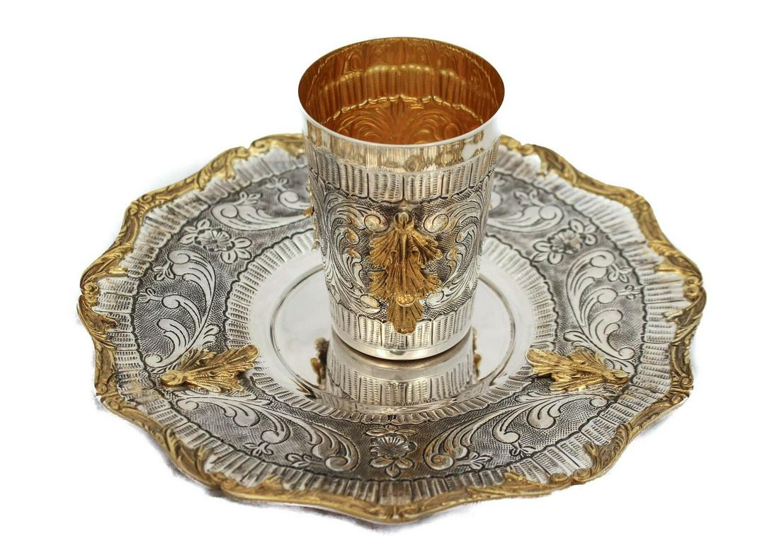 925 STERLING SILVER & GILDED & HANDMADE FLORAL LEAF ORNATE CHASED CUP & TRAY: 925 STERLING SILVER & GILDED & HANDMADE FLORAL LEAF ORNATE CHASED CUP & TRAY Composition: Sterling Silver Maker: Made in Turkey Fine 925 Sterling Silver & Gilded Cup & Tray. Featuring handmade floral 