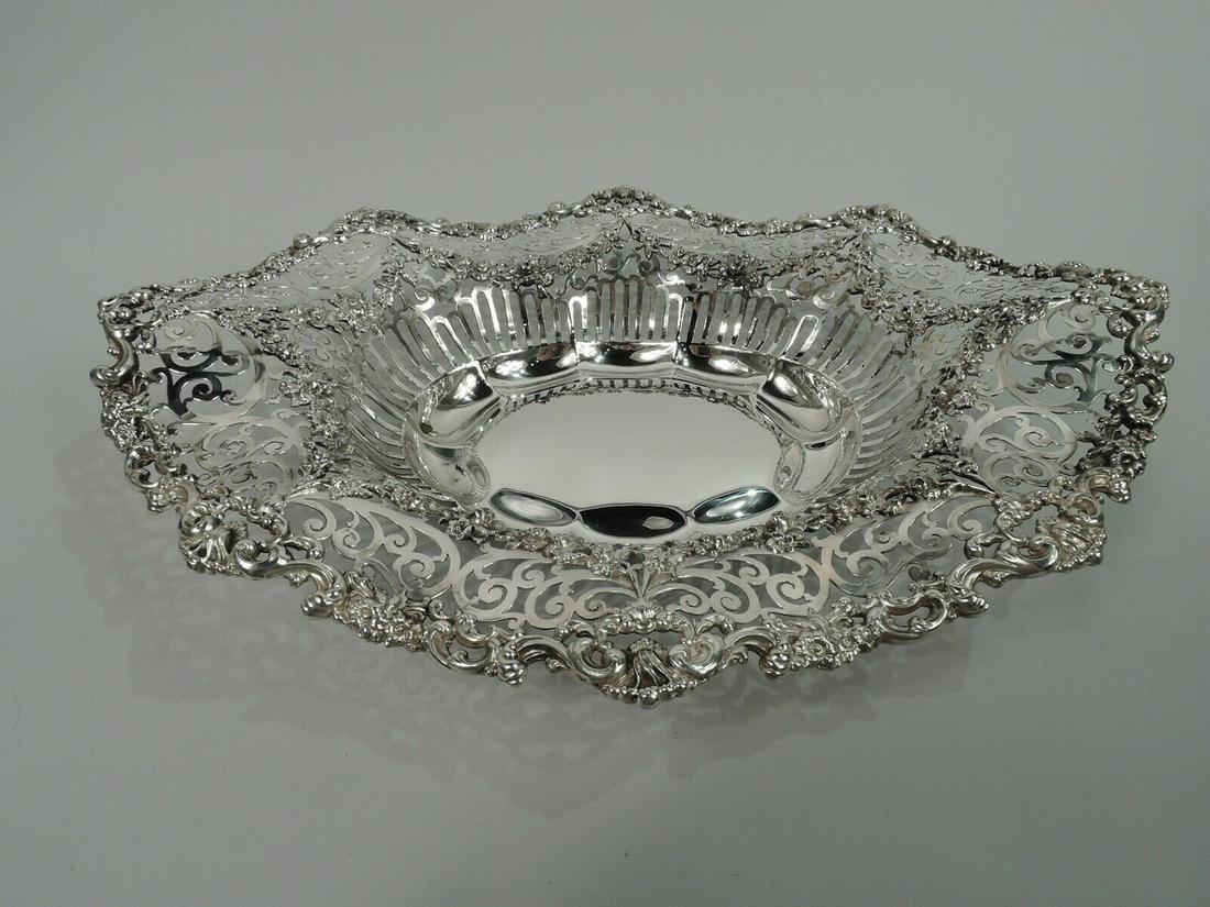 Howard Bowl 1160H Antique Edwardian Rococo American Sterling Silver 1903: Howard Bowl 1160H Antique Edwardian Rococo American Sterling Silver 1903 Type: Bowl Style: Edwardian Age: 1900-1940 Composition: Sterling Silver Brand: Howard Edwardian Rococo sterling silver bowl. Ma