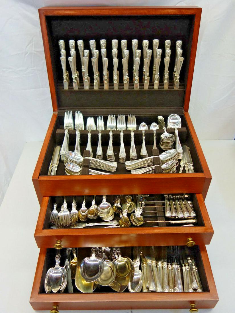 Shell by Gorham Silverplated Flatware Set Service Massive 417 Pieces Monogram P: Shell by Gorham Silverplated Flatware Set Service Massive 417 Pieces Monogram P Age: 1900-1940 Pattern: Shell Brand: Gorham Type: Flatware - Sets Featured Refinements: Silver Plated Flatware Compositi
