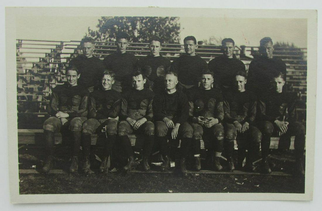 Vintage Postcard with a picture of a 1922 football team in old uniforms 140077: Vintage Postcard with a picture of a 1922 football team in old uniforms 140077 Sport: Football-NFL Original/Reprint: Original Autograph Authentication: Seller Pre-Owned PLEASE NOTE: Framed Large or he
