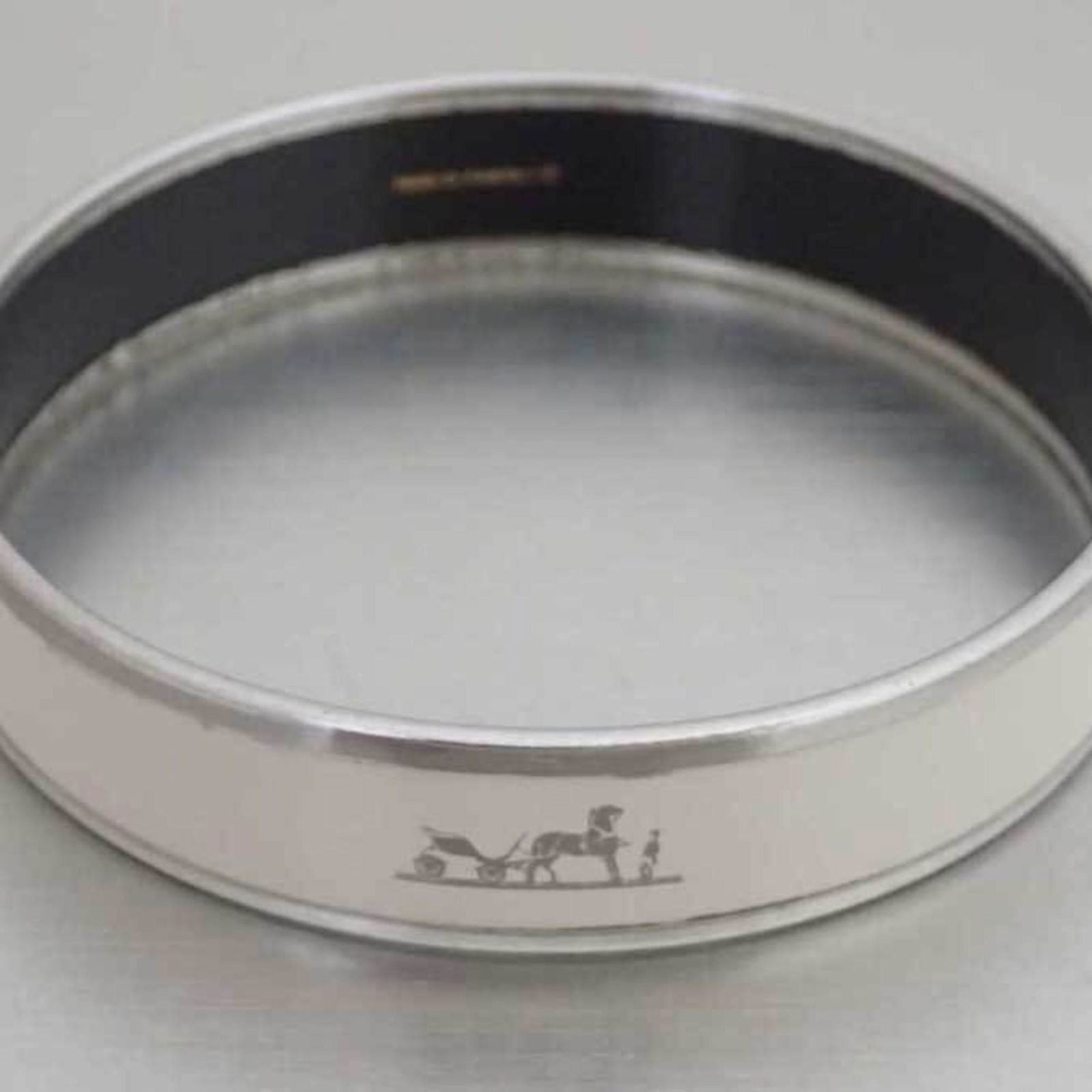 Hermes HERMES Bangle Enamel Silver Off-White Bracelet Breath Ladies: Hermes HERMES Bangle Enamel Silver Off-White Bracelet Breath Ladies Brand: Hermes Model: bracelet Country of Origin: Austria Type: Bangle Gender: Women Material: Enamel Color: Off-white Diameter: 6.8c
