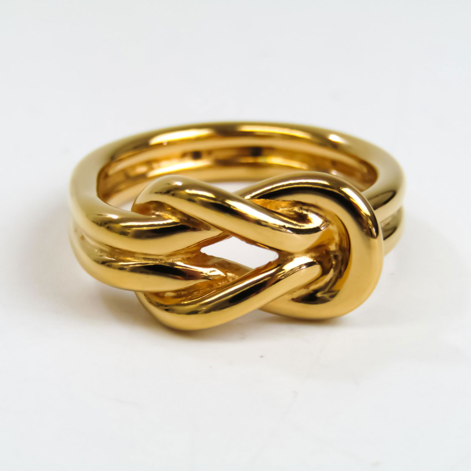 Hermes Metal Scarf Ring Gold Atame: Hermes Metal Scarf Ring Gold Atame Brand: Hermes Model: Atame Type: Scarf ring Gender: Women Material: Metal Metal: Color: Gold Size (HxWxD): 2.4cm x 2.4cm / 0.94 x 0.94 Weight: 9.1g / 0.32oz. Conditi