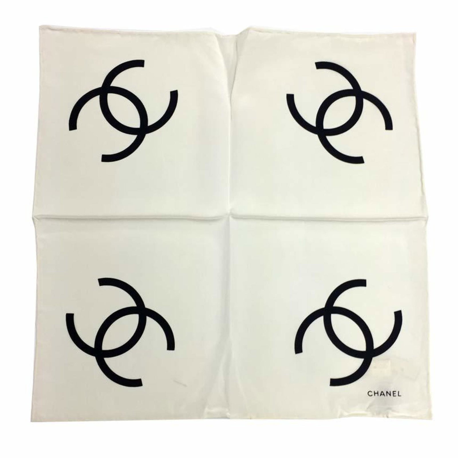 Chanel CHANEL Mini Scarf Muffler Silk Coco Mark Black and White Ladies: Chanel CHANEL Mini Scarf Muffler Silk Coco Mark Black and White Ladies Brand: Chanel Type: Scarf Gender: Women Color: Black White Material: Silk100% Silk: 100% Size (LxW): 42cm x 42cm / 16.53 x 16.53 