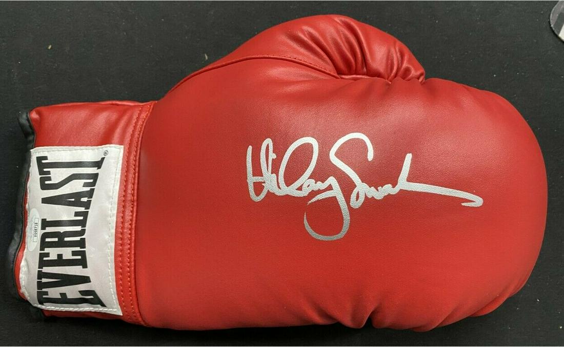 Hillary Swank Hand Signed Auto Boxing Glove Red Left Million Dollar Baby: Hillary Swank Hand Signed Auto Boxing Glove Red Left Million Dollar Baby Industry: Movies Original/Reproduction: Original Autograph Authentication: James Spence (JSA) Player: Hillary Swank Pre-Owned P